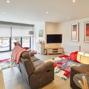 Host & - Even Keel Apartment