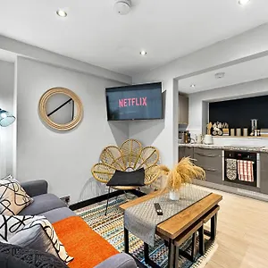 30 Percent Off! Elegant Of - Sleeps 5 Holiday home